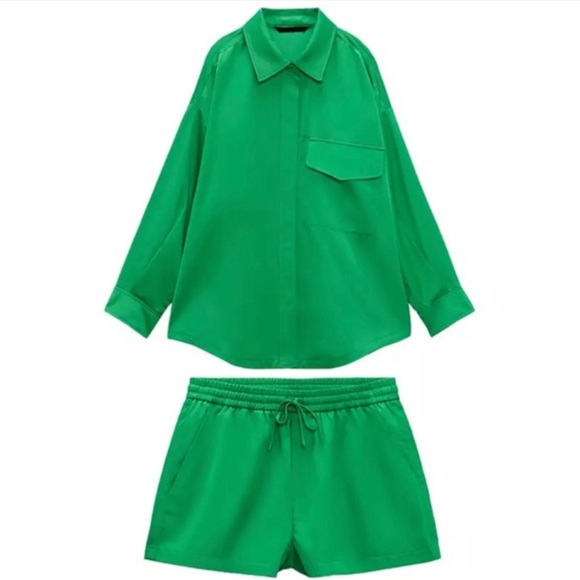 CO-ORD SET: OVERSIZED SATIN SHIRT & SHORTS - Picture 8 of 11